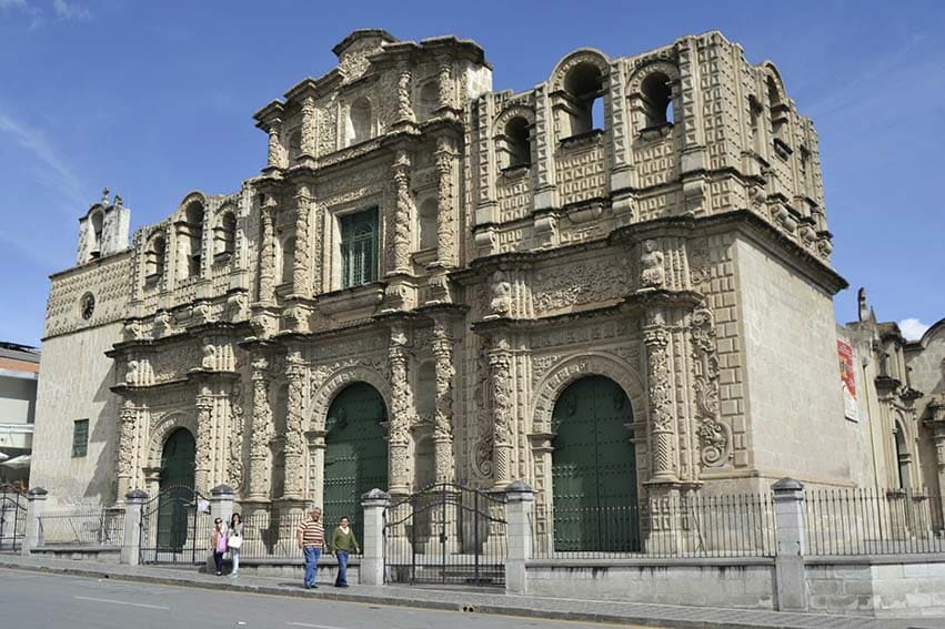 Portada de "Sumérgete en el Pasado: City Tour Cultural en Cajamarca"